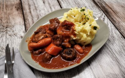 Ungarsk gullasch med kartoffelmos