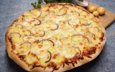 Pizza med kartoffel og rødløg