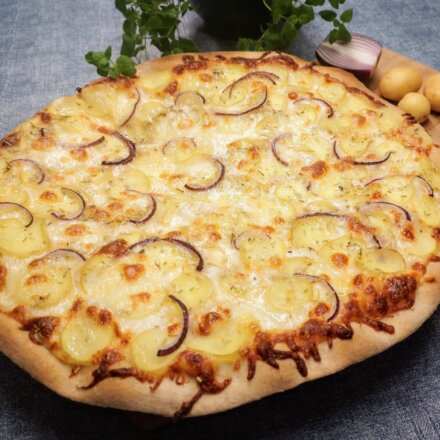 Pizza med kartoffel og rødløg