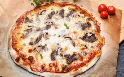 Pizza med oksekød og champignoner