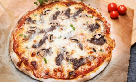 Pizza med oksekød og champignoner