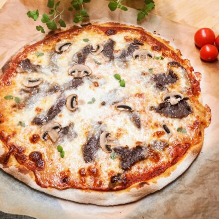 Pizza med oksekød og champignoner