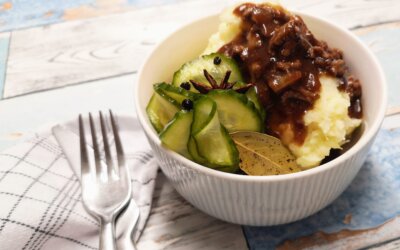 Millionbøf med kartoffelmos og syltede agurker