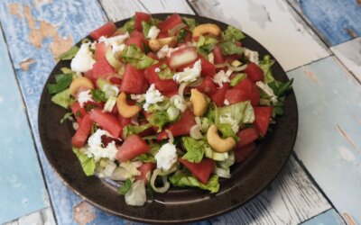 Salat med vandmelon og frisk basilikum