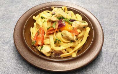 Frisk pasta med kylling og grøntsager