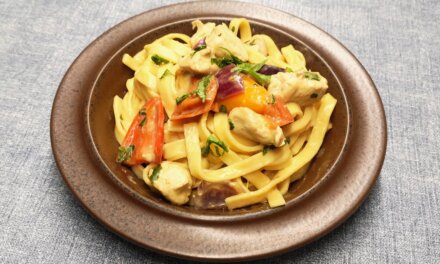 Frisk pasta med kylling og grøntsager