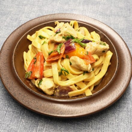 Frisk pasta med kylling og grøntsager
