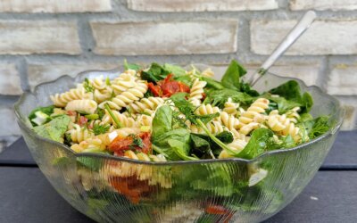 Pastasalat med soltørrede tomater, mozzarella og dild