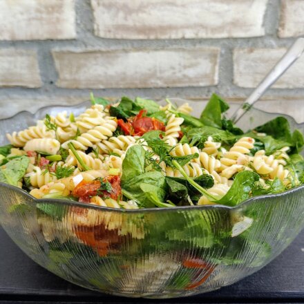 Pastasalat med soltørrede tomat, mozzarella og dild