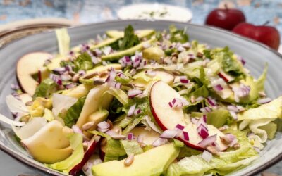 Salat med avocado og røde æbler
