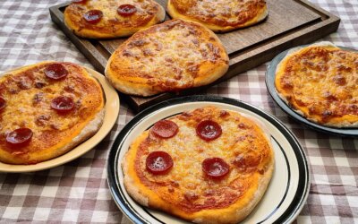 Focaccia med tomatsauce og ost