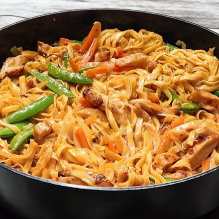 One pot wok med nudler og kylling