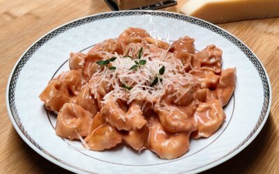 Tortellini i tomatflødesauce