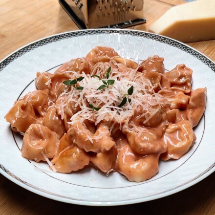 Tortellini i tomatflødesauce