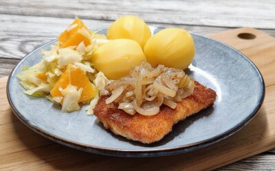 Paneret torsk med bløde løg