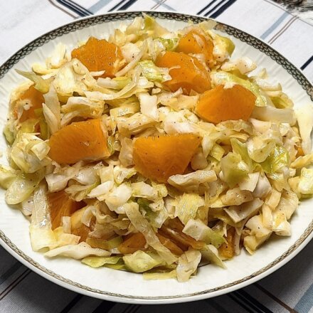 Spidskålssalat med appelsin