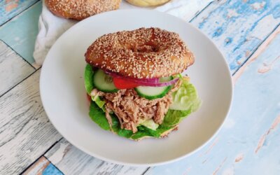 Bagel med pulled chicken og chilimayo