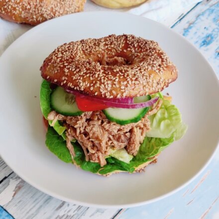 Bagel med pulled kylling og chilimayo