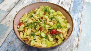 Pastasalat med kylling og bacon