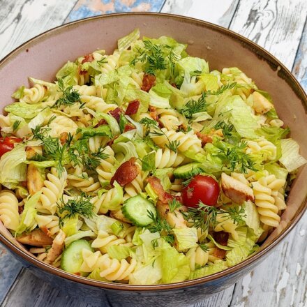 Pastasalat med kylling og bacon