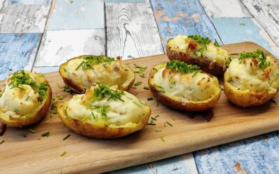 Bagekartofler fyldt med bacon, ost og purløg