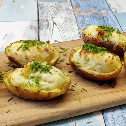 Bagekartofler fyldt med bacon, ost og purløg