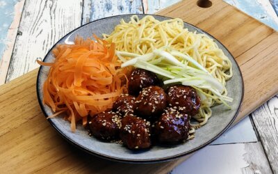 Asiatiske kødboller i teriyakisauce med nudler