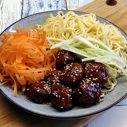 Asiatiske kødboller i teriyakisauce med nudler