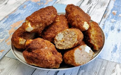 Kyllingefrikadeller med soltørrede tomater og feta