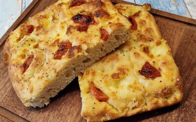 Italiensk madbrød med semidried tomater og frisk mozzarella