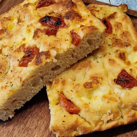 Italiensk madbrød med semidried tomater og frisk mozzarella