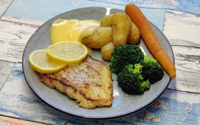 Torsk med broccoli, nye kartofler og sauce hollandaise