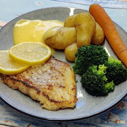 Torsk med broccoli, nye kartofler og sauce hollandaise