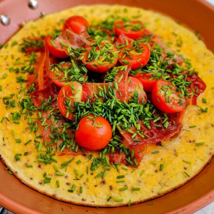 Æggekage med bacon, tomat og purløg