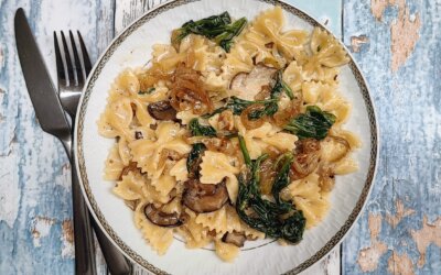 Farfalle med spinat, champignoner og karamelliserede løg
