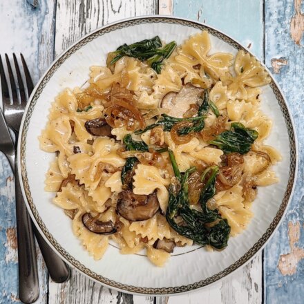 Farfalle med spinat, champignoner og karamelliserede løg