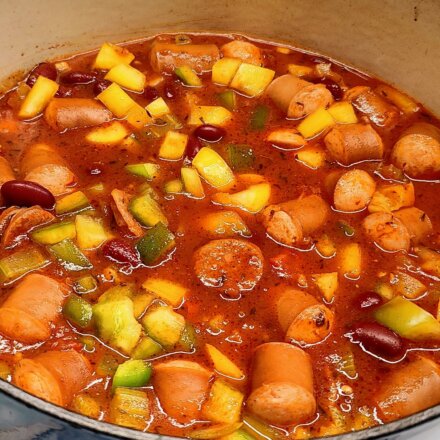 Gryderet med pølser og chorizo