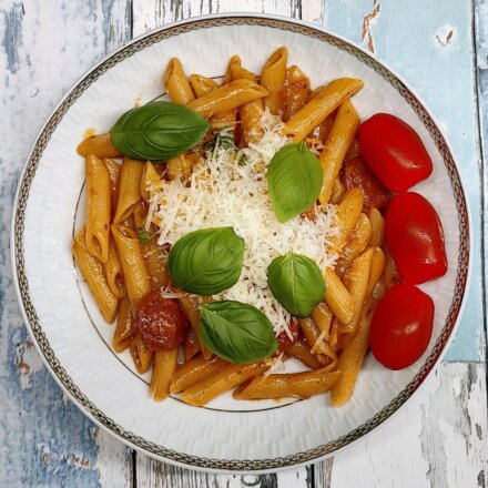 Pasta med chorizo og rød pesto
