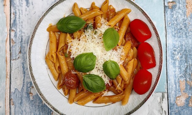 Pasta med chorizo og rød pesto