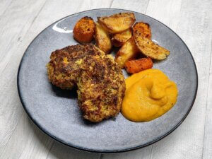 Grøntsagsfrikadeller med ovnkartofler og grøntsagspuré