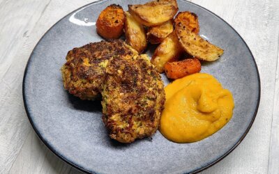 Grøntsagsfrikadeller med ovnkartofler og grøntsagspuré