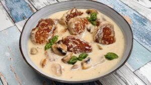 Kyllingefrikadeller i champignonsauce