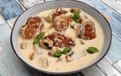 Kyllingefrikadeller i champignonsauce