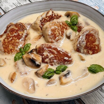 Kyllingefrikadeller i champignonsauce
