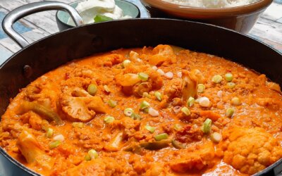 Vegansk ret med rød karry og linser