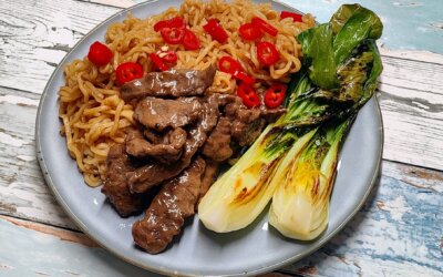 Nudler med oksekød og pak choi