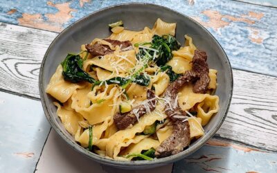 Pasta med oksekød og spinat