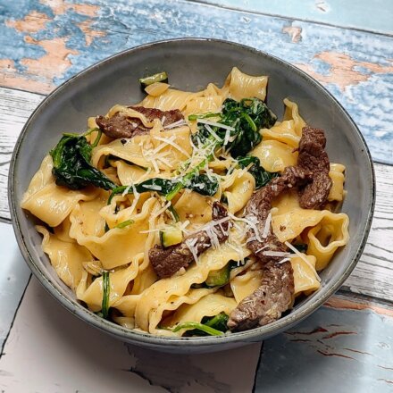 Pasta med oksekød og spinat