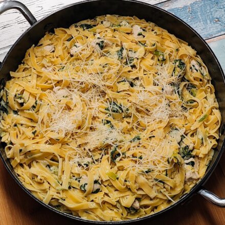 Pasta med kylling, porrer og spinat