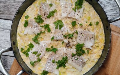 Torsk med porrer og spidskål i flødesauce